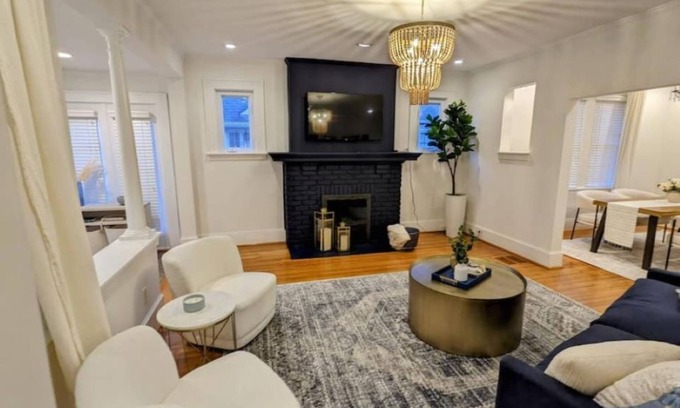 Myers Park House | Dilworth, Walk To Atrium Health, Freedom Park, Restaurants, & Lightrail!