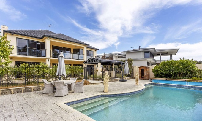 Ascot House | Direct access to the Swan River, pool & theatre room. Free WIFI and parking.