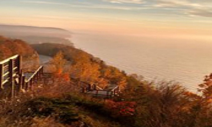 Arcadia House | DIRECT Lake Michigan Access! WALK to Beach! Arcadia BLUFFS 2mi! 2 SEPARATE UNITS