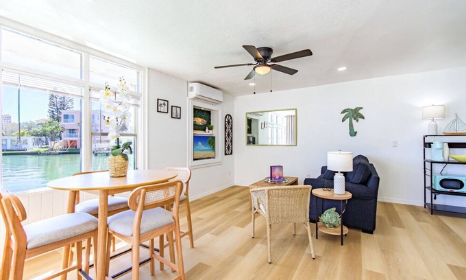 Bay Esplanade Apartment | Direct Waterfront `The Lily Pad` Walk to Beach