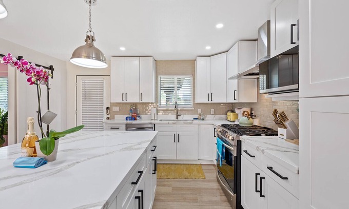 Peaceful Valley House | Disco Dino: Funktastic 5br 4ba w/Spa .6mi to Old Town!