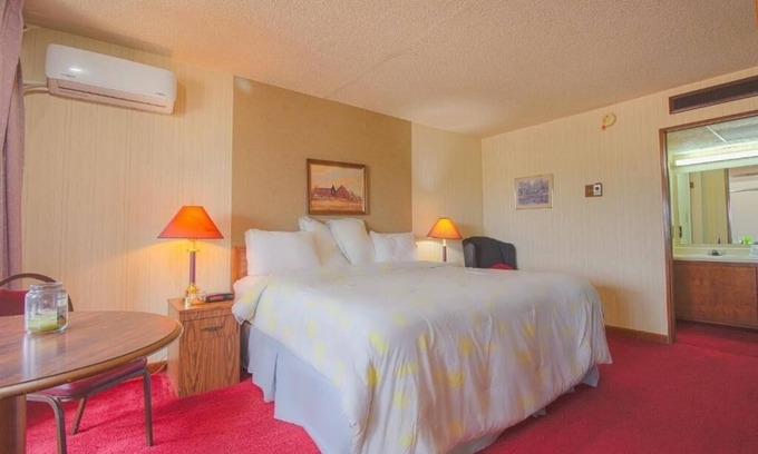 Liberal Hotel | Discover King Unit, Free Parking, Pets Allowed; Steps Away From Cattlemans Cafe