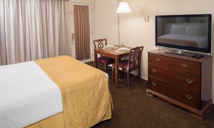 Table Rock Hotel | Dive Into Your Dream Vacation! Kitchen, Pool, Near Table Rock Dam