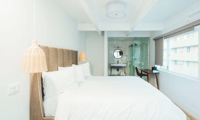 Belmont Shore Hotel | DK - Deluxe Room, 1 King Bed, Non Smoking