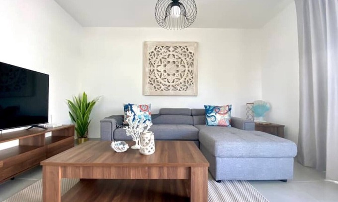 El Soco Villa | Elegant and spacious villa with pool and jacuzzi near the beach