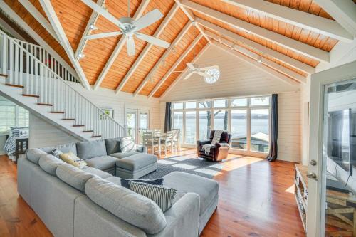 Groveoak House | Dock and Panoramic Views Guntersville Lake Retreat!