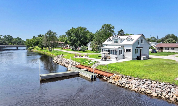 Oconto House | Dock & Drift: Kayaks&SUP|Lake Michigan|Hottub