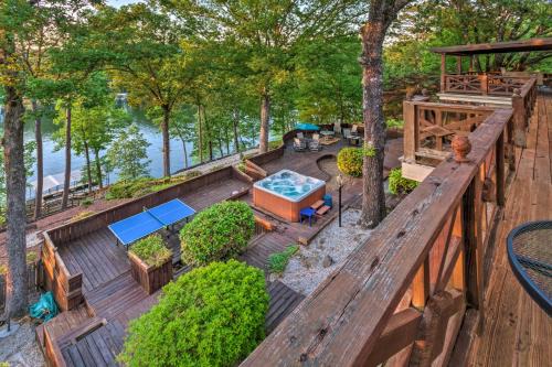 Mid America House | Dock, Hot Tub and Kayaks Luxe Hot Springs Lakehouse