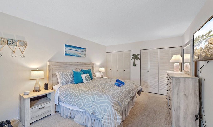 Siesta Key Condo | Dog-Friendly, Boat Dock, Heated Pool, Walk to Beach