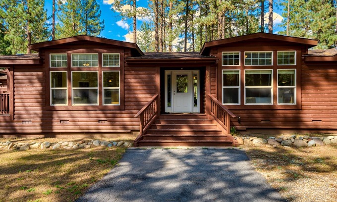 Sloat House | Dog-friendly home on 200 acres with great deck, fishing ponds & river access