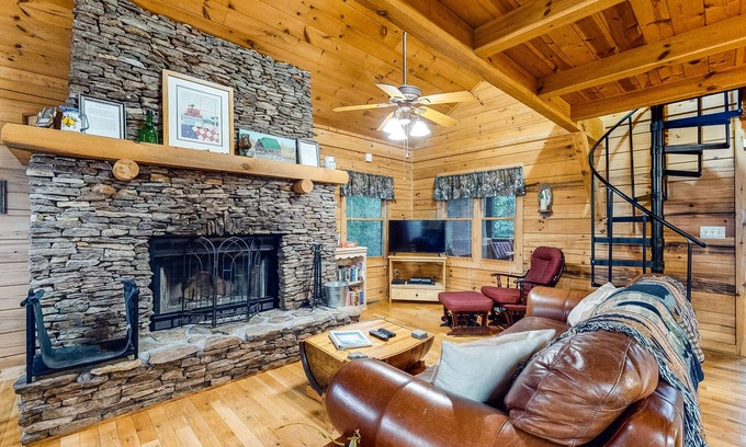 McCaysville Cabin | Dog-friendly log cabin with covered deck- close to trails & water