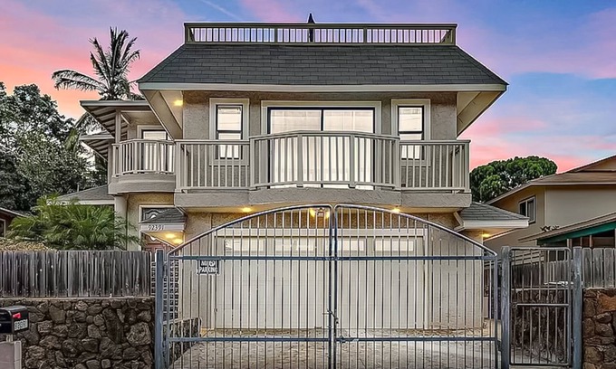 Kapolei House | Dog-friendly stay with rooftop deck, full kitchen, lanai, & W/D