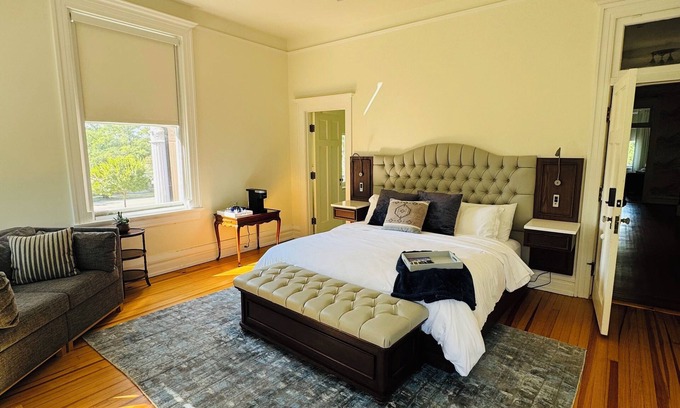LaGrange Apartment | Dogwood Suite- Truitt Vanderbilt - King bed with bath and bistro