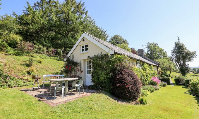 Trefeglwys Cottage | DOLGENAU HIR - THE BARN, pet friendly, with open fire in Trefeglwys