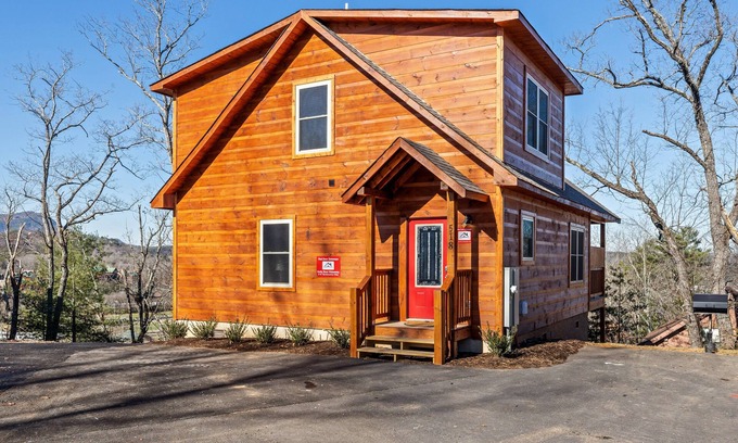 Pigeon Forge Cabin | Dolly Bear Hideaway is a beautiful log cabin located less than a mile from the Pigeon Forge strip!