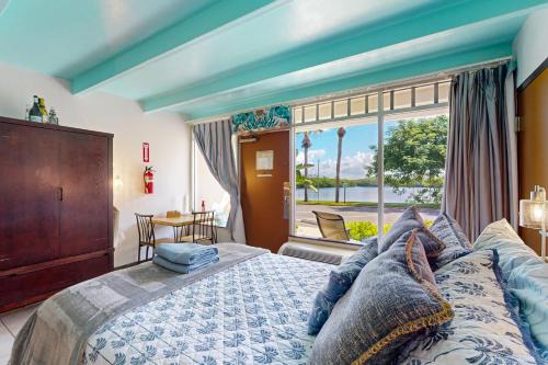 Ruskin Hotel | Dolphin & Manatee Cove