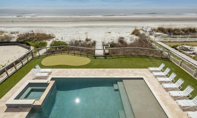 Isle of Palms House | 🐬'Dolphin Manor' ~ OCEAN FRONT, PRIVATE POOL, HOT TUB, PUTTING GREEN ⛳️!