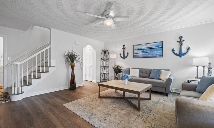 Chic's Beach Condo | Don't Miss Out on a Fully Updated Condo Less Than 200ft to the Beach Entrance!