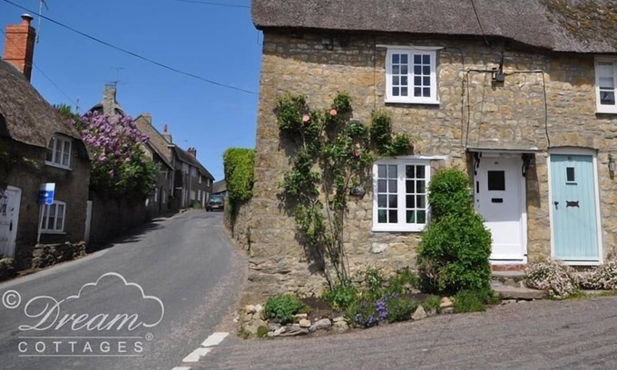 Burton Bradstock Cottage | DORMOUSE COTTAGE, pet friendly, with a garden in Burton Bradstock