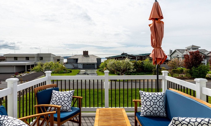 Freeland House | Double Bluff Beach & Deer Lagoon Whidbey Home