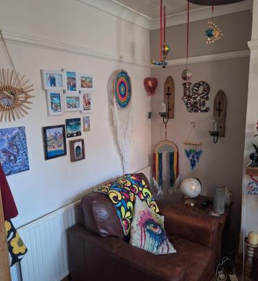 Enderby Apartment | Double Ensuite in a colourful quirky terrace on a quiet leafy street