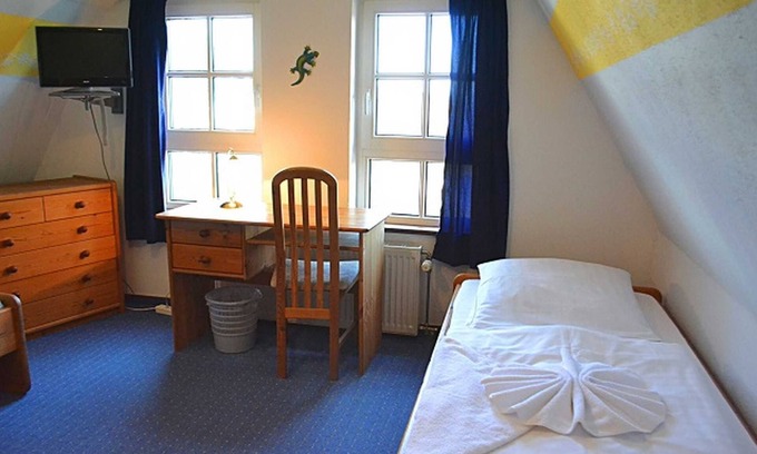 Kloster Cottage | Double room 5 upper floor with two single beds - Pension Inselidyll
