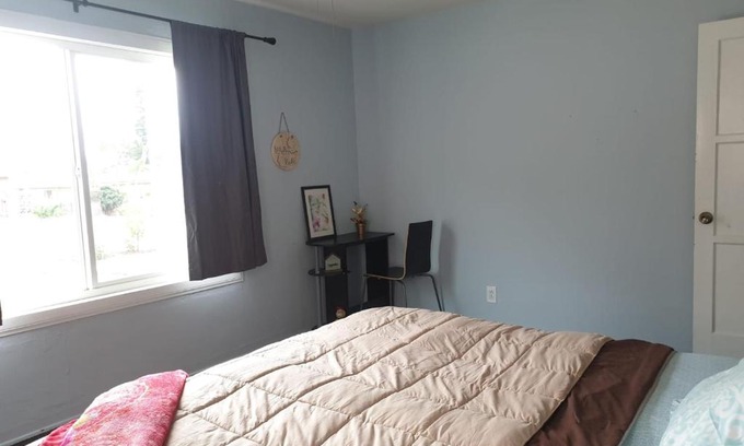 Riverside House | Double TwinBed/Private Room in a Charming bungalow