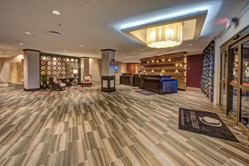 Decatur Hotel | DoubleTree by Hilton Decatur Riverfront