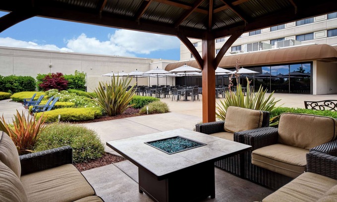 Pleasanton Hotel | DoubleTree by Hilton Hotel Pleasanton at the Club