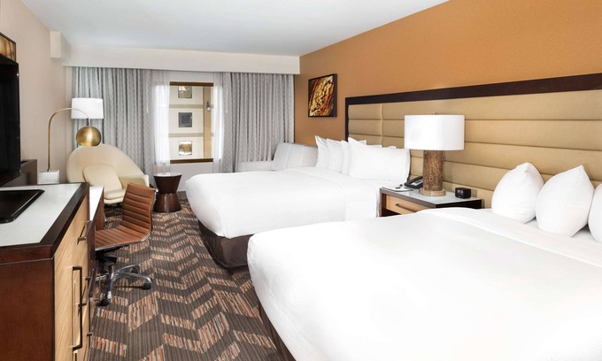 Lawrence Hotel | DoubleTree by Hilton Hotel Lawrence