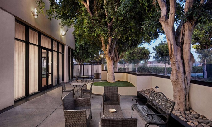 Norwalk Hotel | DoubleTree by Hilton Los Angeles - Norwalk