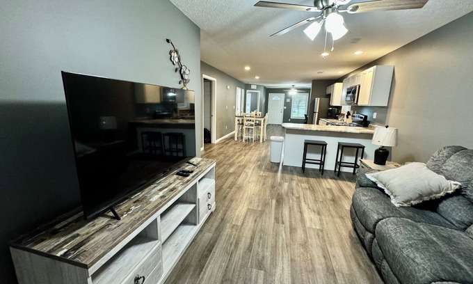 Madisonville House | Downtown 2 Bedroom Triplex
