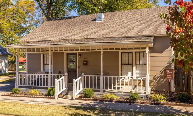 Old Town House | Downtown 4 Bed/2 Bath Cottage in Old Town Historic District