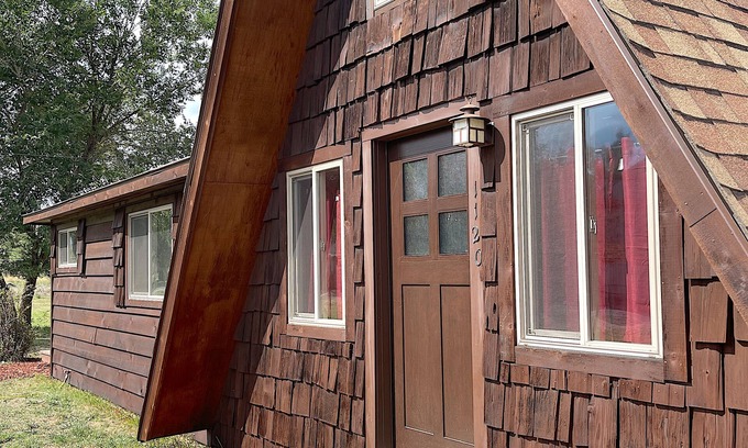 Cody House | Downtown A-Frame- recently renovated, pet friendly