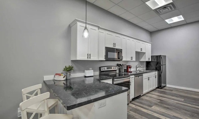 Albert Lea Apartment | Downtown Apartment next to Lake & Hospital