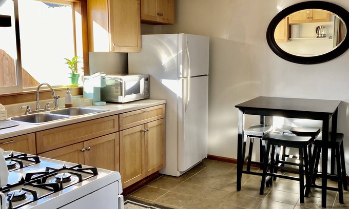 Arcata Cottage | Downtown Arcata Sinatra Suite