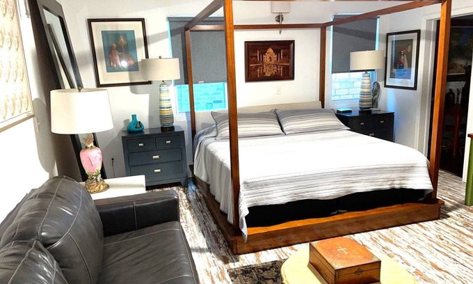 Central Business District Apartment | DOWNTOWN ART & ECLECTIC C