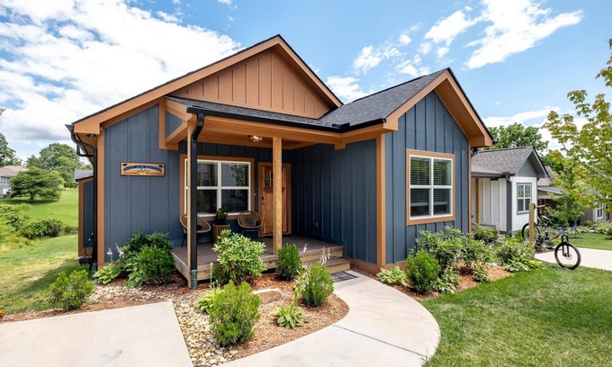 Brevard House | Downtown Brevard 5BR Retreat & Cyclists’ Dream