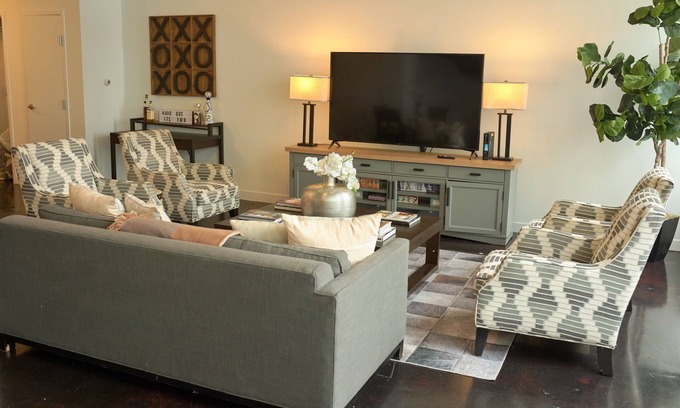 Downtown Dallas Apartment | Downtown Dallas Modern Luxury Stay