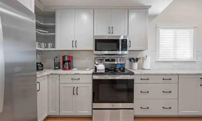 East End House | Downtown Dream: Modern Comfort