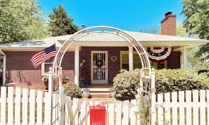 Greer Cottage | Downtown Greer Cottage ⭐️ Walk to downtown!