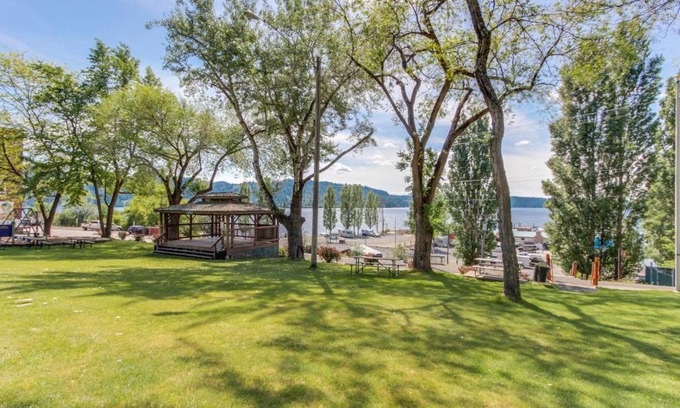 Harrison House | Downtown Harrison Lakefront Getaway