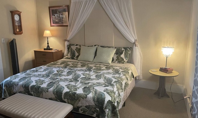 Inverness House | Downtown Inverness historic home, hot tub & pet friendly