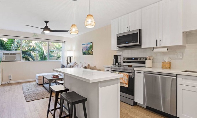 Enchanted Lake Apartment | Downtown Kailua | Steps to shops | W/D | Parking