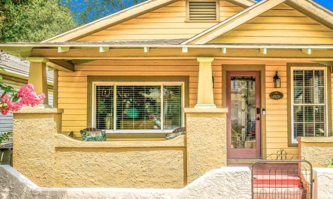 Old East Hill House | Downtown, King,1-3 adults, EZ to beaches, parking