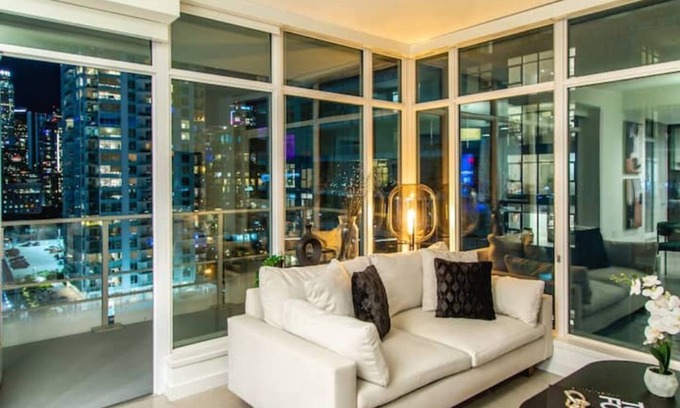 Vernon Apartment | Downtown LA - Skyline View High Rise