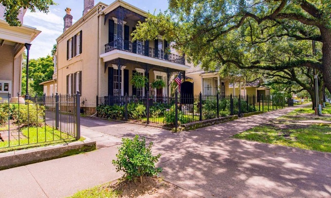 Washington Square House | Downtown Mobile Mardi Gras Manor & Guest Suite