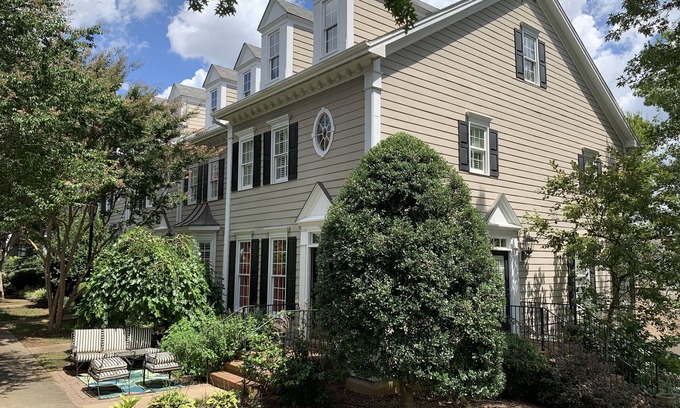 Glenwood South Condo | Downtown Raleigh- Walk to Capital, NC State, Starbucks, Peace University, Food