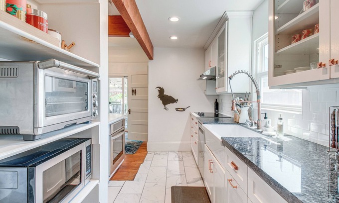 Downtown San Jose Cottage | Downtown San Jose Apt w/Deck: 1 Mi to SAP Center!