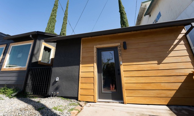 Downtown Cottage | Downtown studio + backyard by bike trail + river + coffee bar